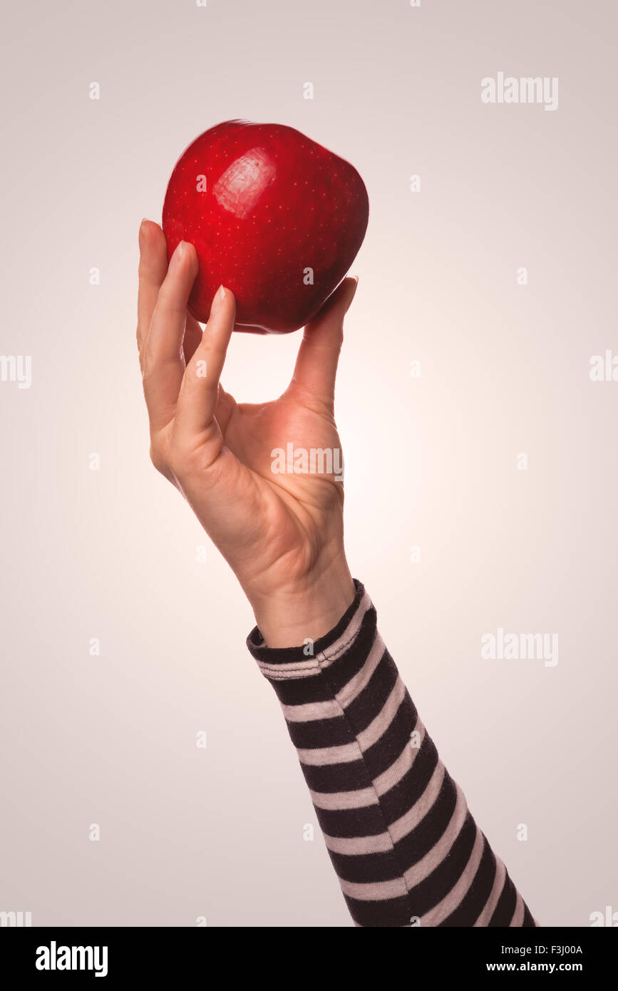 Frau halten leckere Bio rote Apfel delicious, gesunde Ernährung und Diät-Konzept, getönten Retro Bild Stockfoto