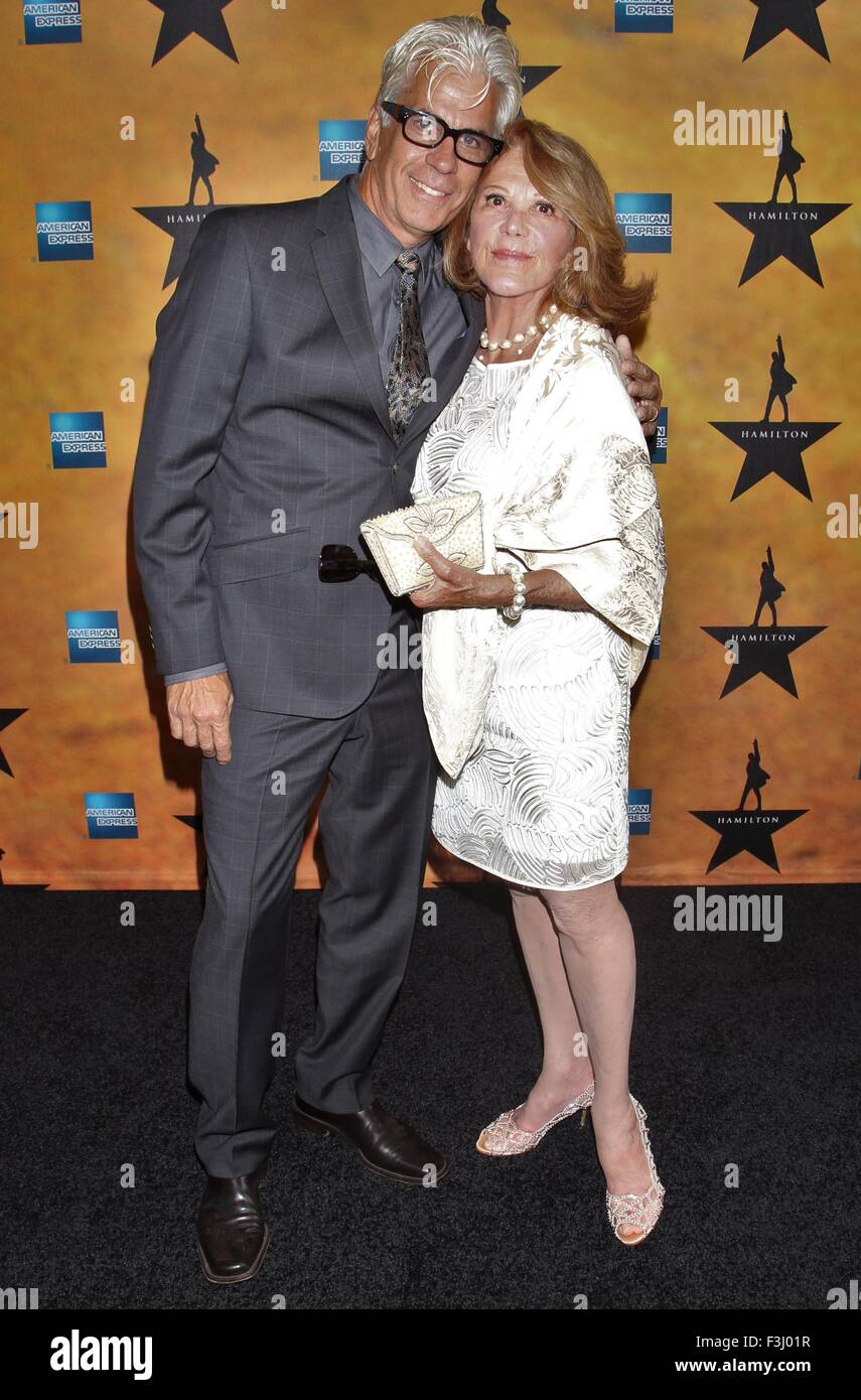 Eröffnungsabend der Broadway musikalische Hamilton im Richard Rodgers Theatre - Ankünfte.  Mitwirkende: Steve Bakunas, Linda Lavin wo: New York City, New York, Vereinigte Staaten, wann: 6. August 2015 Stockfoto