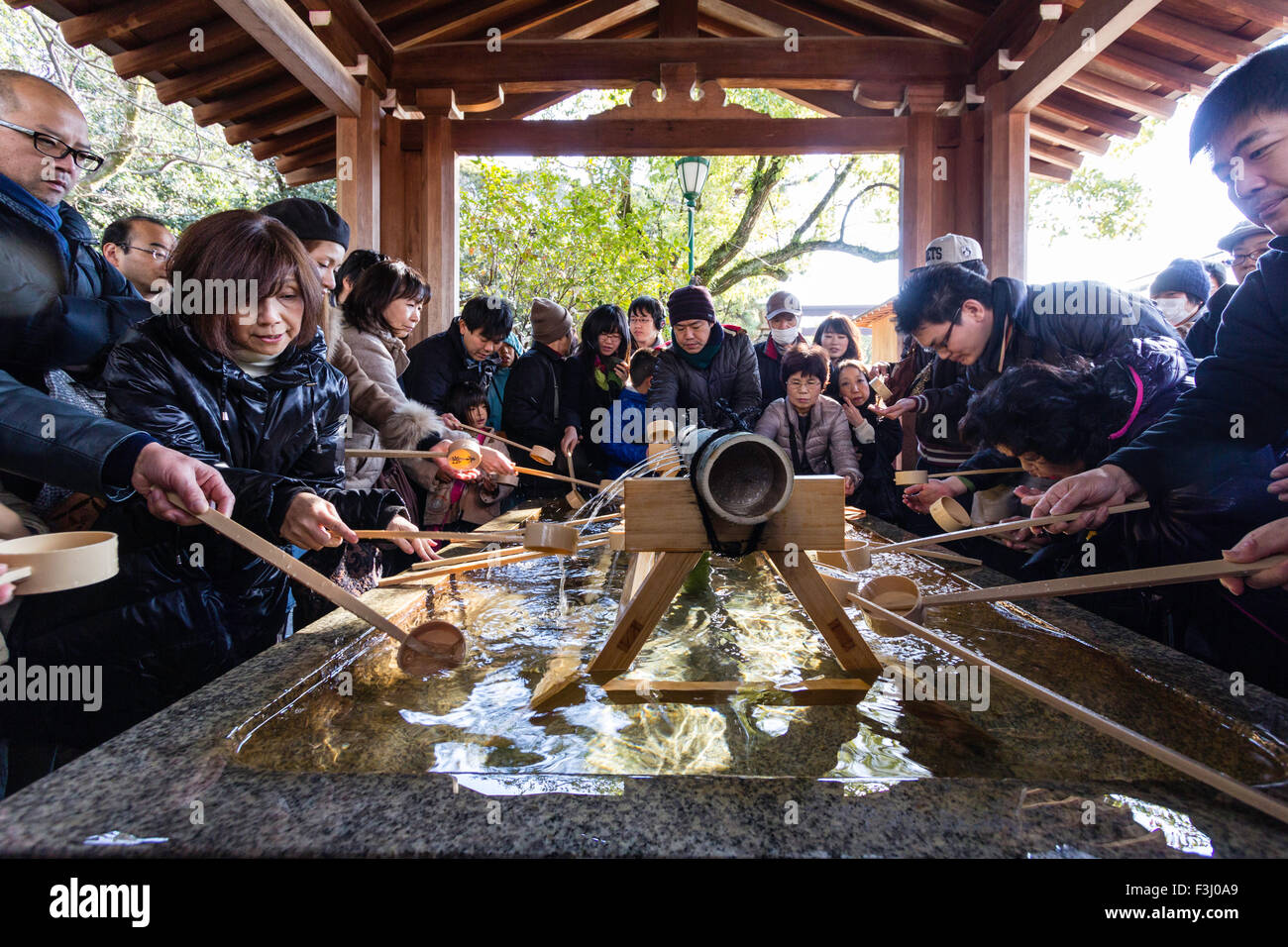 Nishinomiya Shinto Schrein an Shogatsu, neues Jahr. Auf die Reinigung Becken, Te-mizuya, bevor Sie in das Heiligtum. Stockfoto