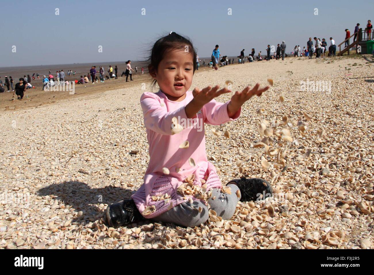 Binzhou, Shandong, CHN. 2. Oktober 2015. Binzhou, CHINA - 2. Oktober 2015: (Nur zur redaktionellen Verwendung. CHINA aus) Shell Damm in Wudi Grafschaft von Binzhou Shandong gilt als eines der drei alten Dämme mit Shell Damm in Louisiana und Shell Dämme in Surinam. Es ist über 5000 Jahre alt und 30 Kilometer lang, und es wächst immer noch in der Geschwindigkeit von 0,1 Millionen Tonnen jährlich. © SIPA Asien/ZUMA Draht/Alamy Live-Nachrichten Stockfoto