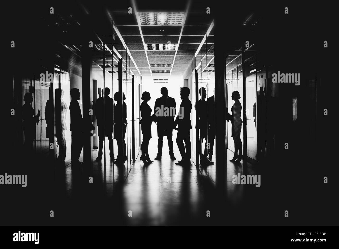 Mitarbeiter sprechen im Korridor des Business Centers Stockfoto