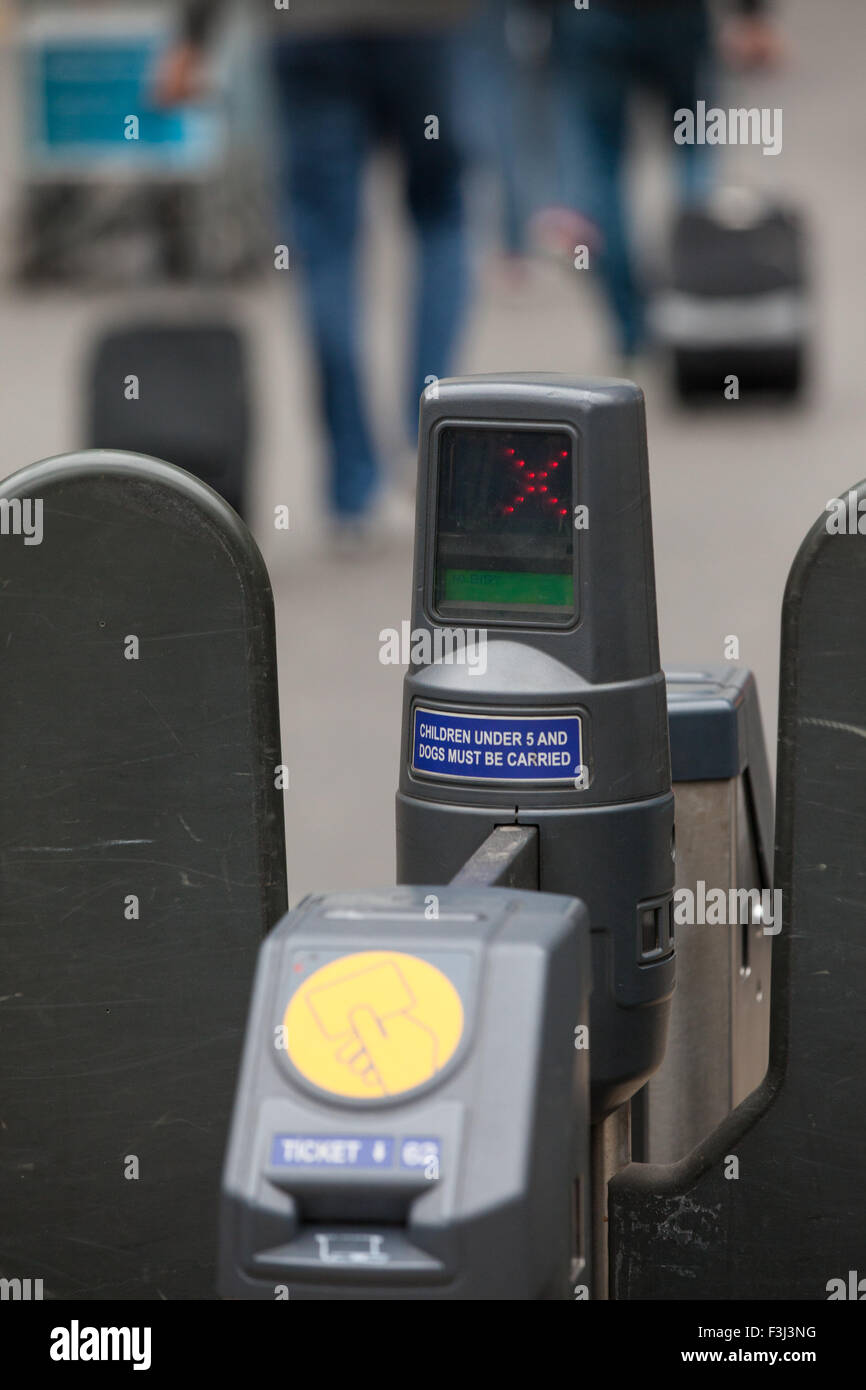 PKW-Tore in Edinburgh Waverley Bahnhof. Stockfoto