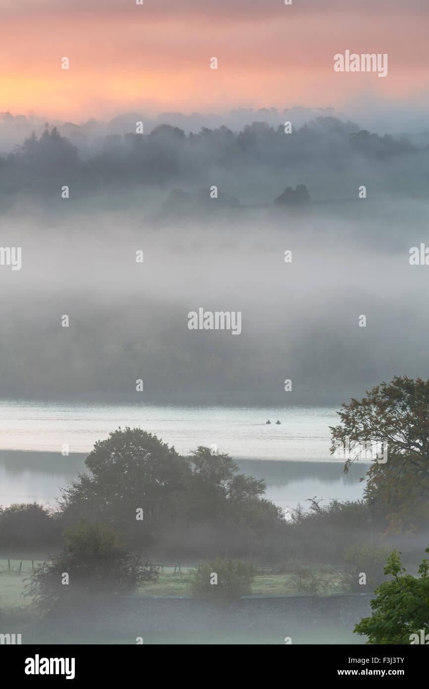 Lochwinnoch, Renfrewshire, Schottland, Großbritannien, Donnerstag, 8. Oktober 2015. Sonnenaufgang über der nebligen Landschaft am Castle Semple Loch Stockfoto