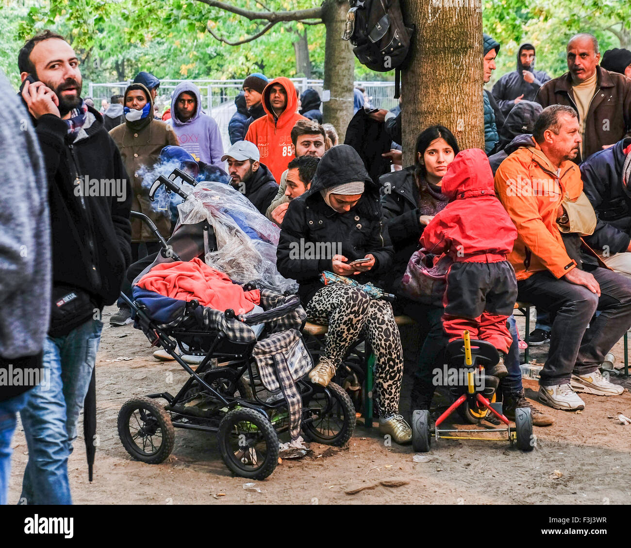 Berlin, Deutschland, 7. Oktober 2014. Berlin begrüßt Flüchtlinge jedoch die Stadt kämpft, um die Massen zu verarbeiten, die im Zentrum LaGeSo (Forschungsdefizite Für Gesundheit Und Landeserziehungsgeld) jeden Tag eintreffen. Müde Reisende kämpfen für Interview Zahlen und warten Sie, bis ihre Zahl angezeigt werden. Die wenigen glücklichen durch das Zentrum schnell aber viele ertragen Verzögerungen von Tagen oder Wochen. Kleine Zelte sprießen, decken verteilen und Kinder packen ihre kargen Besitztümer. Beamten und Freiwilligen sind lange Arbeitszeiten zu lindern die Situation und die traurige Ankünfte zu unterstützen. Bildnachweis: Eden Breitz/Alamy Live neu Stockfoto