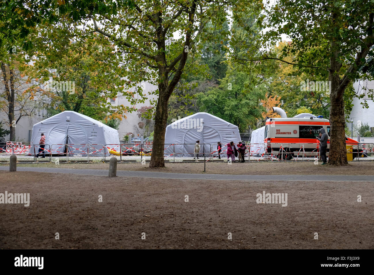 Berlin, Deutschland, 7. Oktober 2014. Berlin begrüßt Flüchtlinge jedoch die Stadt kämpft, um die Massen zu verarbeiten, die im Zentrum LaGeSo (Forschungsdefizite Für Gesundheit Und Landeserziehungsgeld) jeden Tag eintreffen. Müde Reisende kämpfen für Interview Zahlen und warten Sie, bis ihre Zahl angezeigt werden. Die wenigen glücklichen durch das Zentrum schnell aber viele ertragen Verzögerungen von Tagen oder Wochen. Kleine Zelte sprießen, decken verteilen und Kinder packen ihre kargen Besitztümer. Beamten und Freiwilligen sind lange Arbeitszeiten zu lindern die Situation und die traurige Ankünfte zu unterstützen. Bildnachweis: Eden Breitz/Alamy Live neu Stockfoto