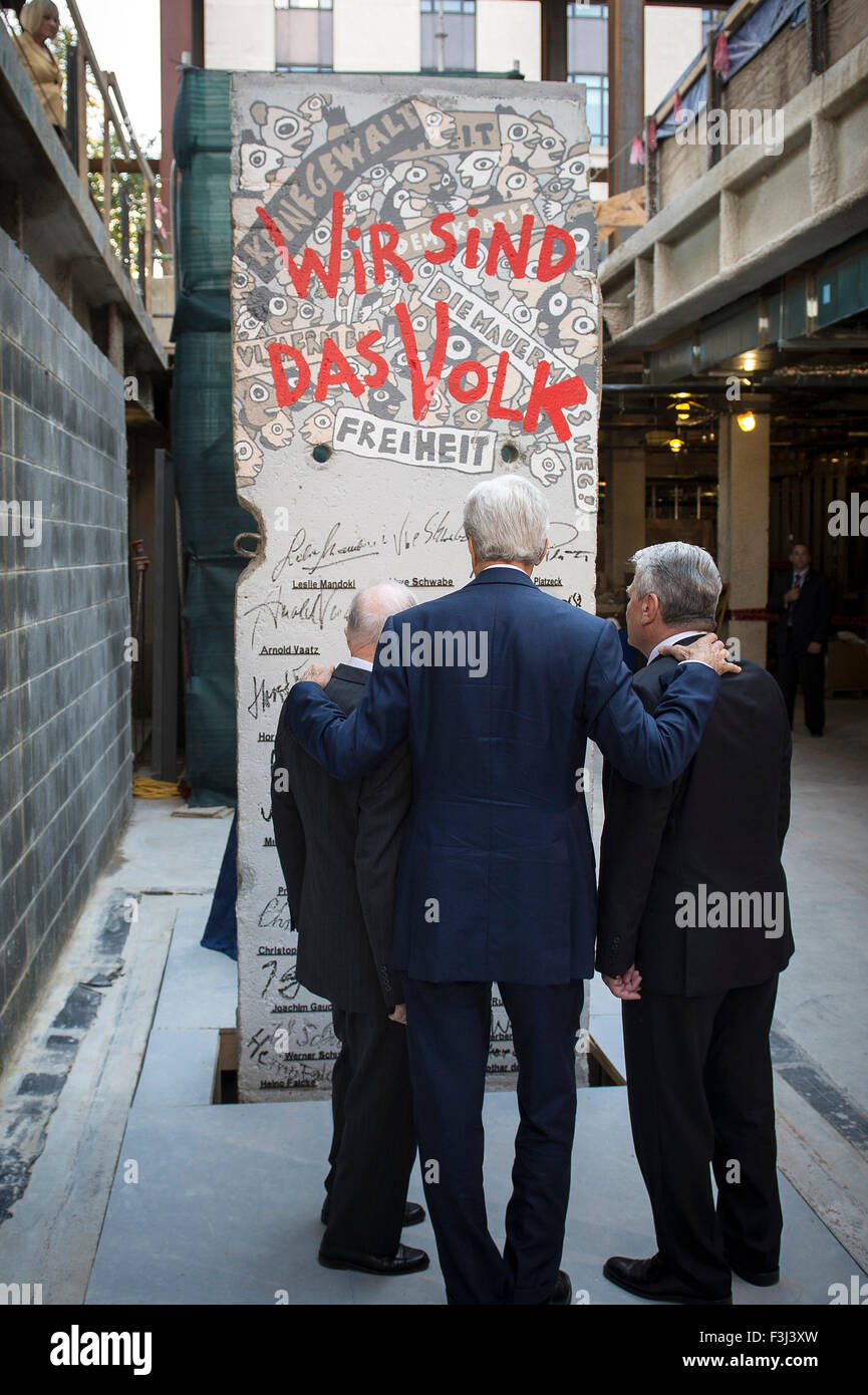 Washington DC, USA. 7. Oktober 2015. HANDOUT - zeigt ein Handout German President Joachim Gauck (r) Übergabe ein Stück der Berliner Mauer mit den Unterschriften gegen Bush, Gorbatschov, Merkel und Genscher, für den Neubau des Zentrums Diplomatie des Department of State, bis uns Außenminister John Kerry (C) in Washington, USA, 7. Oktober 2015. Auf der linken Seite ist der ehemalige Berater von US-Präsident Bush, Brent Scowcroft. Foto: GUIDO BERGMANN/BUNDESREGIERUNG/DPA (Achtung Redaktion: für redaktionelle Nutzung ONLY/MANDATORY CREDIT) Credit: Dpa/Alamy Live-Nachrichten Stockfoto