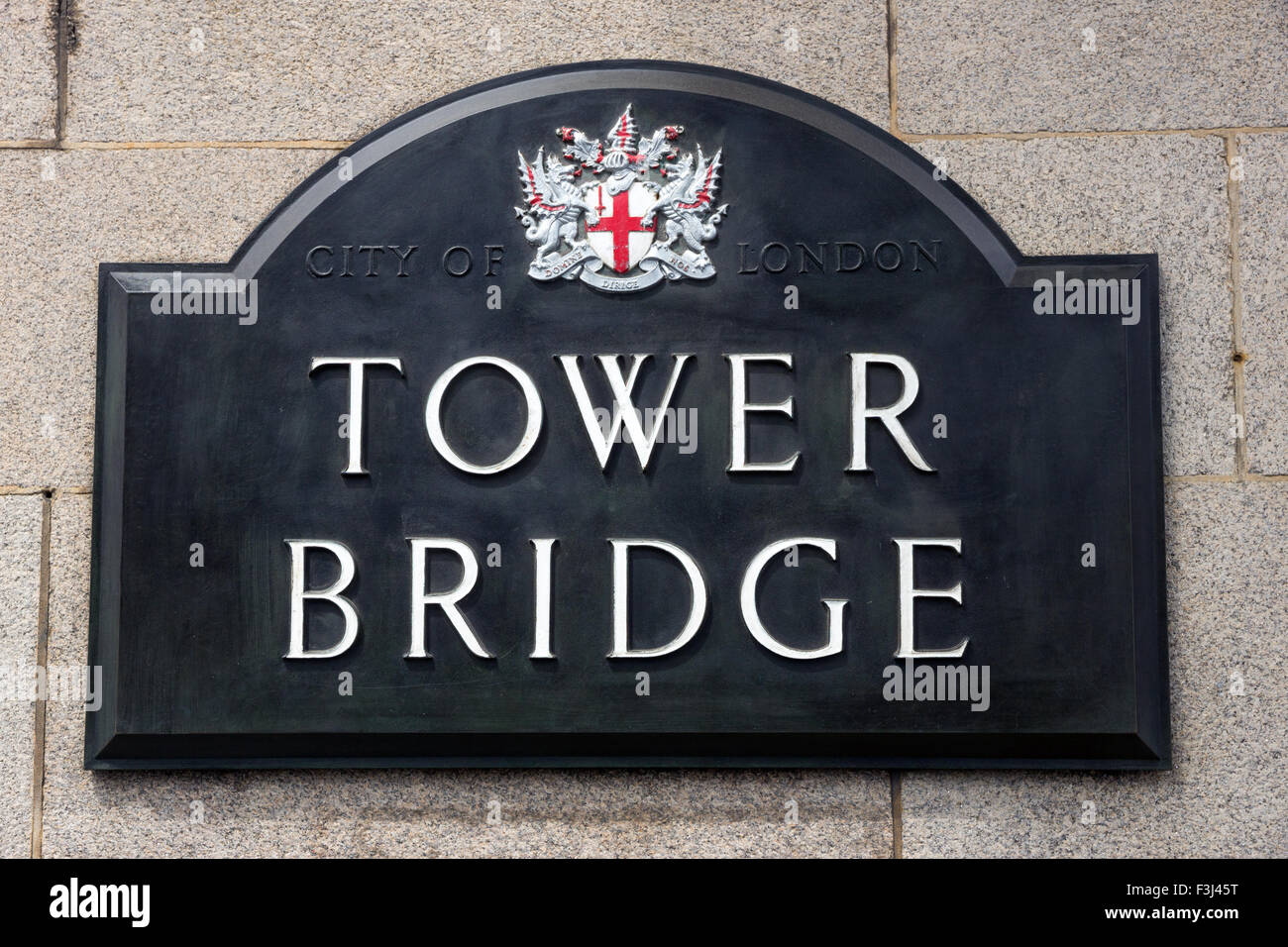 Schild an der Tower Bridge in London, UK Stockfoto