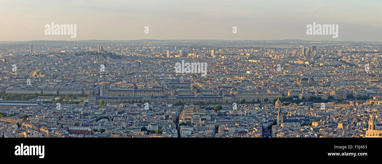 Blick über Paris bei Sonnenuntergang. Stockfoto