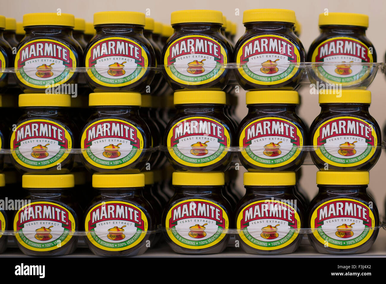 Gläser von Marmite auf einem Supermarktregal Stockfoto