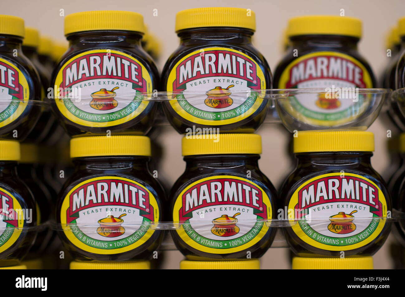 Gläser von Marmite auf einem Supermarktregal Stockfoto