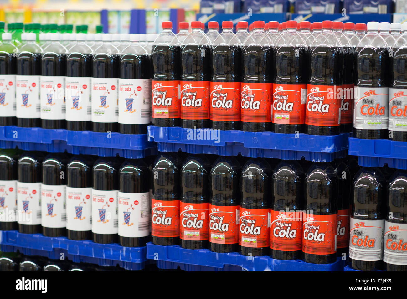 Budget Coca-Cola gestapelt in einen Supermarkt zu verkaufen Stockfoto
