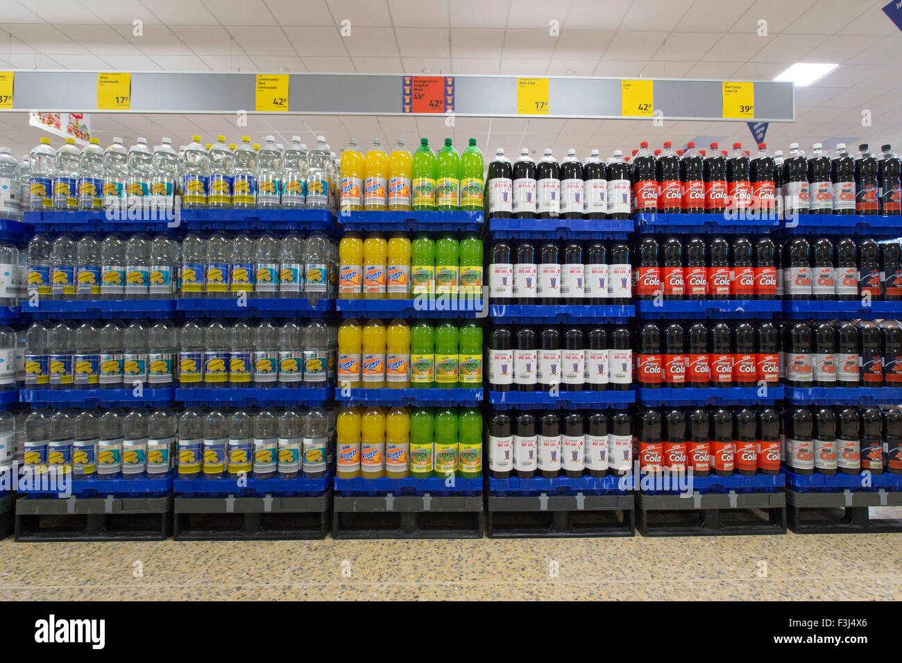 Kohlensäurehaltige Getränke zum Verkauf in einem Supermarkt. Kohlensäurehaltige Getränke verursachen Karies und Diabetes. Stockfoto