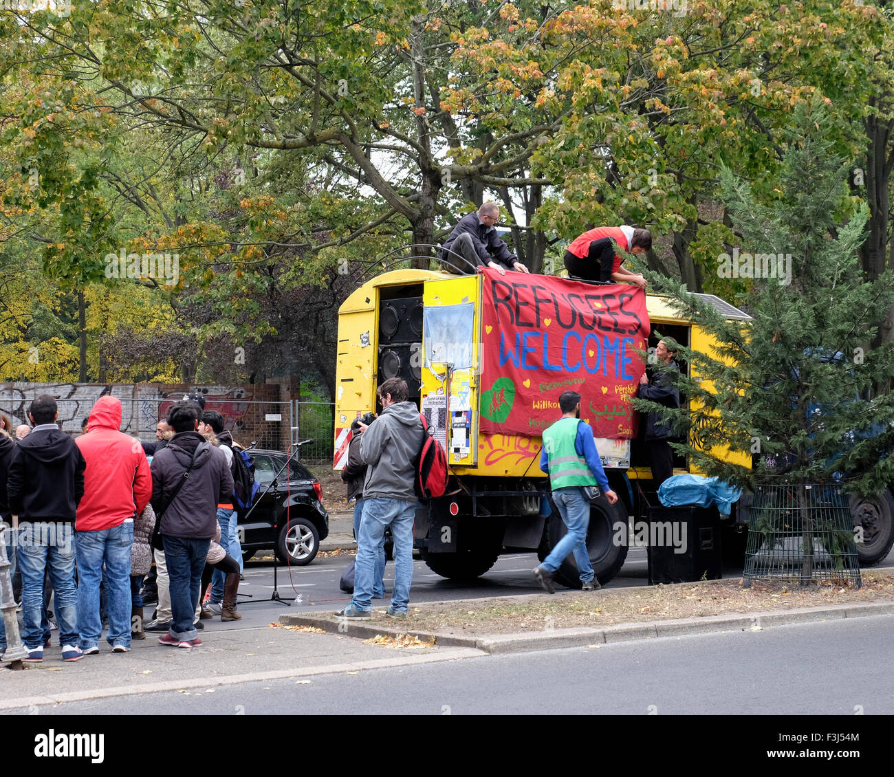 Berlin, Deutschland, 7. Oktober 2014. "Mein Recht ist Ihr gutes Recht" Selbsthilfegruppe inszenierte eine Demonstration in Turmstrasse außerhalb des LaGeSo Zentrums um die schwierigen Registrierungsverfahren zu markieren. Flüchtlinge das Publikum angesprochen, Animateure sang und Kinder hatten viel Spaß auf einer Folie mit freiwilligen besetzt. Berlin begrüßt Flüchtlinge jedoch die Stadt kämpft, um die Massen zu verarbeiten, die im Zentrum LaGeSo (Forschungsdefizite Für Gesundheit Und Landeserziehungsgeld) jeden Tag eintreffen. Müde Reisende kämpfen für Interview Zahlen und warten Sie, bis ihre Zahl angezeigt werden. Bildnachweis: Eden Breitz/Alamy Live-Nachrichten Stockfoto