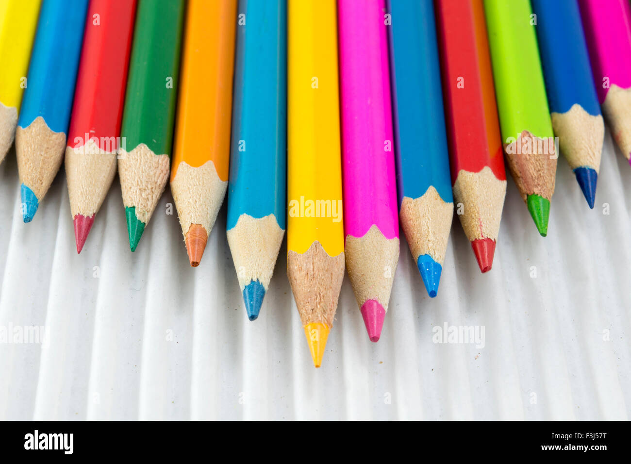 Bunte Bleistifte auf weißem Karton. Kreativität-abstrakt Stockfoto