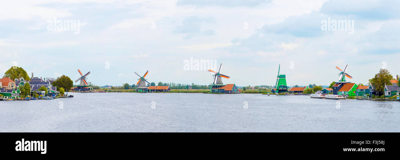 Panoramablick gegen Windmühlen in Zaanse Schans, Niederlande Stockfoto