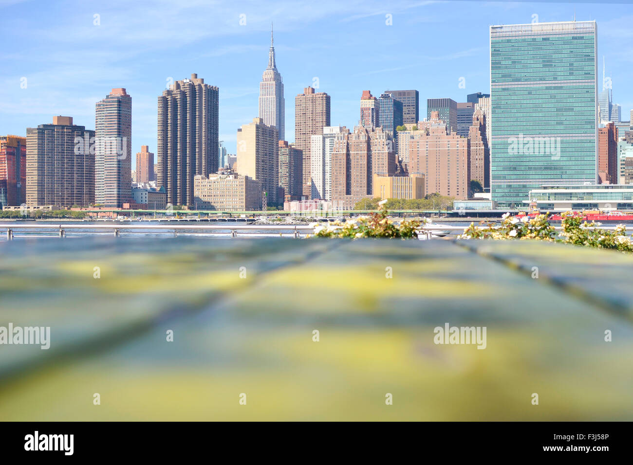 Blick auf Manhattan Panorama über eine hölzerne Fense an einem sonnigen Tag Stockfoto