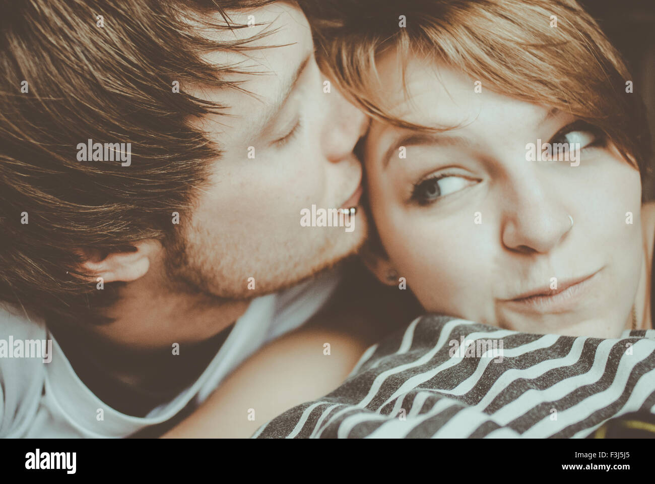 Süße junge Paar küssen, selfie Stockfotografie Alamy