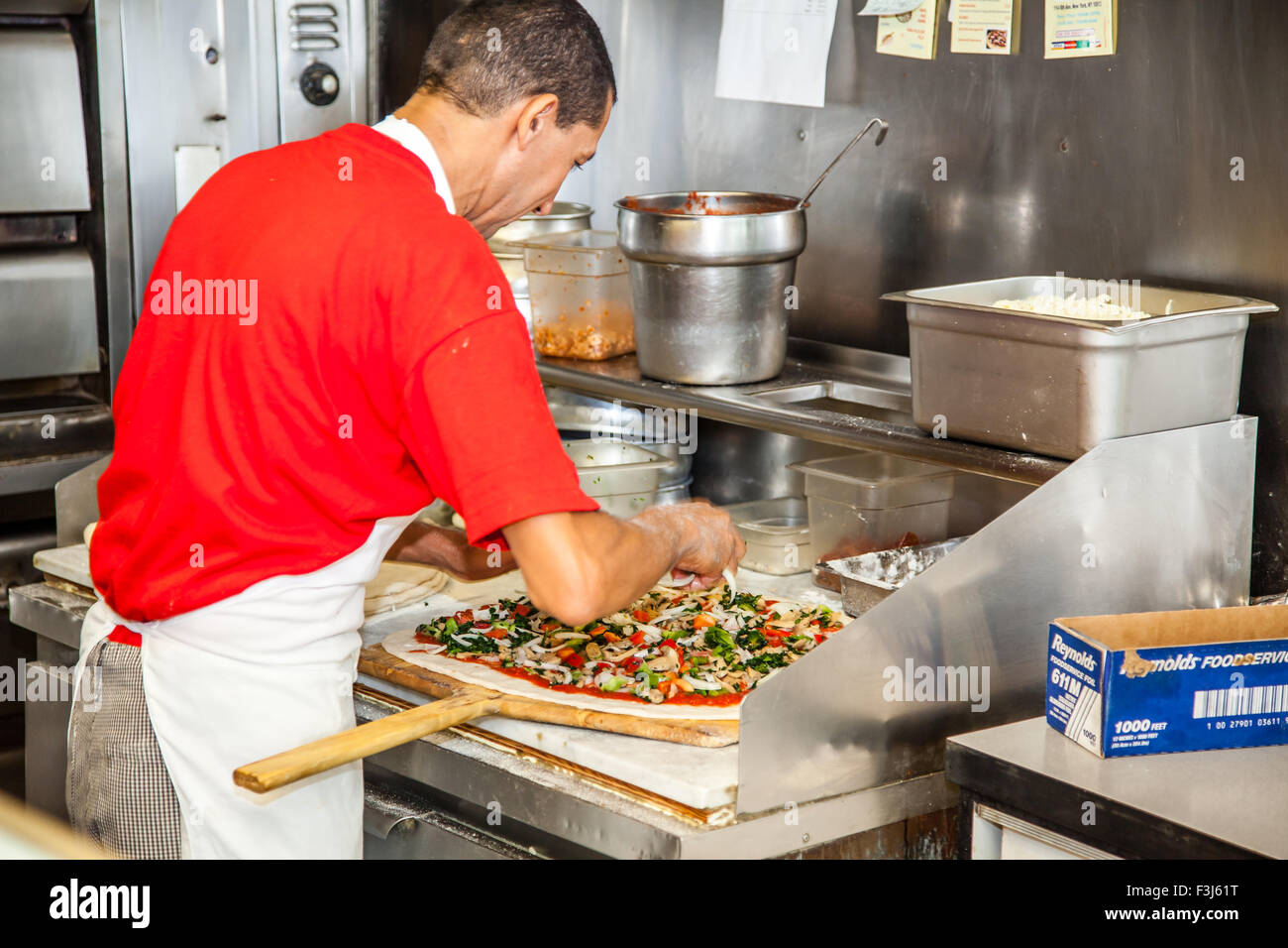 Pizzabäcker frische Pizzabacken in New York City Stockfoto