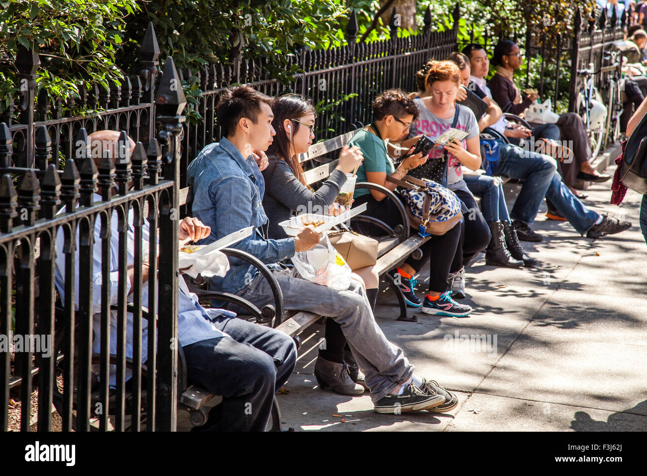 Menschen, die Ruhe im Bryant Park in New York City Stockfoto