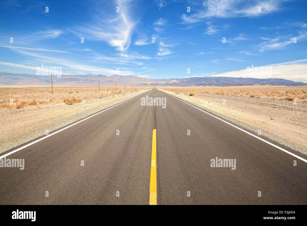 Endlose Landstraße im Death Valley, Abenteuer Reisekonzept, USA. Stockfoto