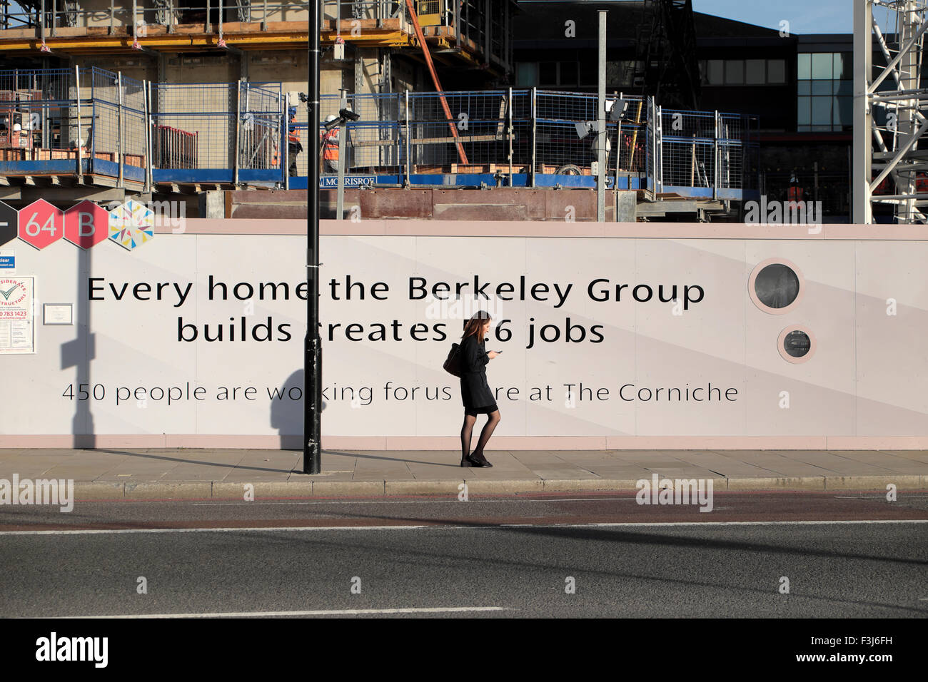 Frau zu Fuß vorbei an Berkeley Group Bau Horten Arbeitsplätze Anzeige auf Albert Embankment Vauxhall South London KATHY DEWITT Stockfoto