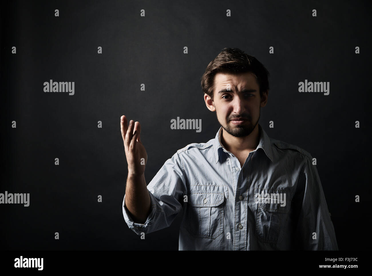 Jungen Mann mit einer Hand gestikulieren unzufrieden Stockfoto