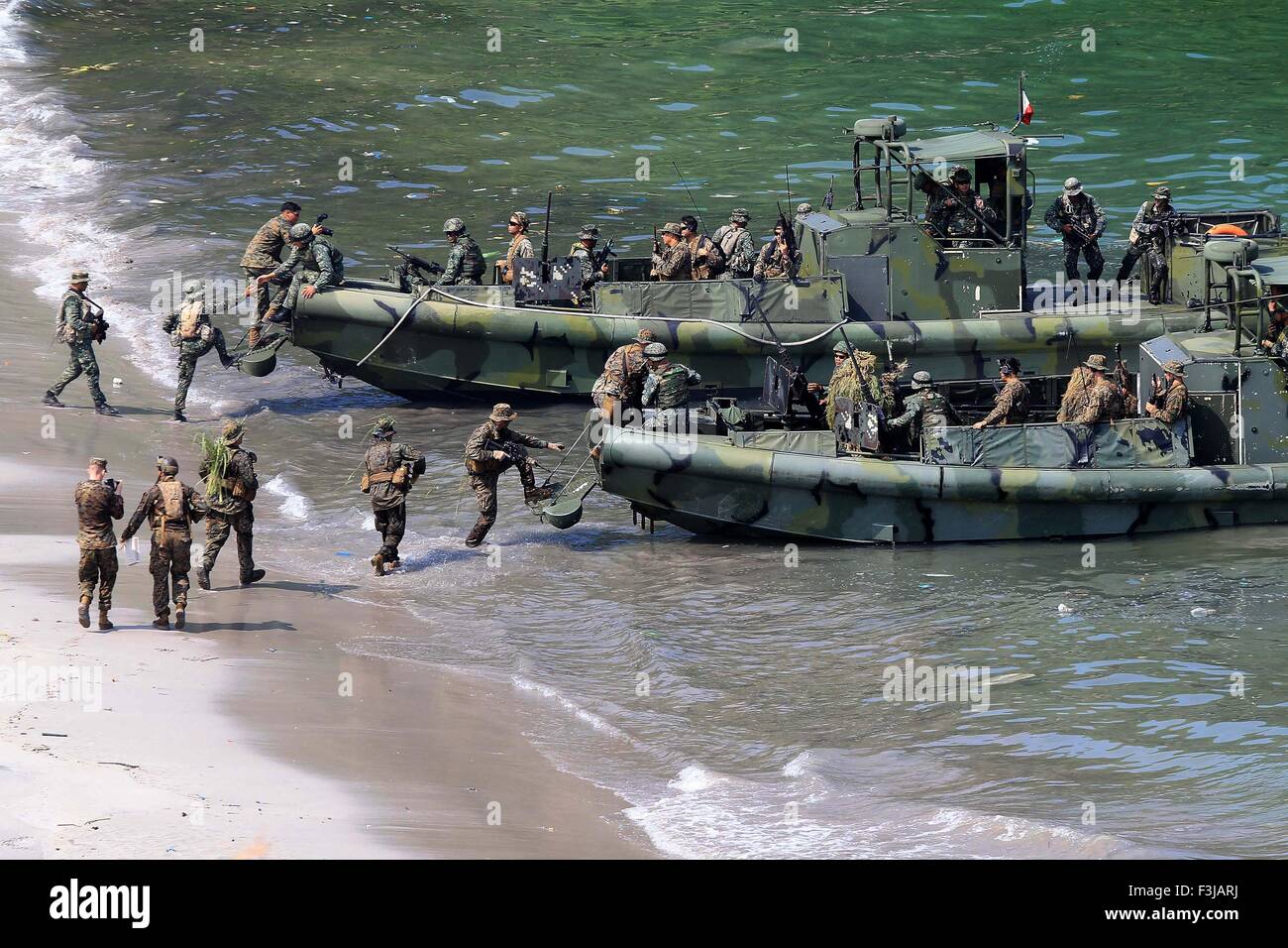 Provinz Cavite, Philippinen. 8. Oktober 2015. USA und philippinischen Soldaten teilnehmen in einem Boot-Überfall während der philippinischen amphibische Landung Übung (PHIBLEX) in der Provinz Cavite, Philippinen, 8. Oktober 2015. Die jährliche PHIBLEX soll die militärischen Beziehungen zwischen den Philippinen und den USA zu fördern und zu verbessern die Interoperabilitätseignung der philippinischen Truppen zusammen mit ihren amerikanischen Kollegen. © Rouelle Umali/Xinhua/Alamy Live-Nachrichten Stockfoto