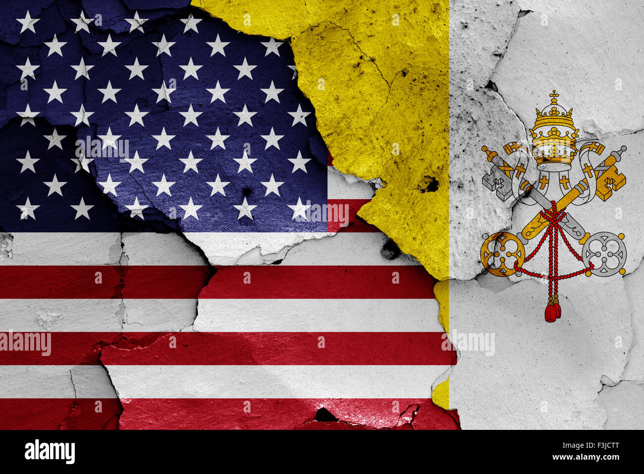 Fahnen der USA und der Vatikan auf rissige Wand gemalt Stockfoto