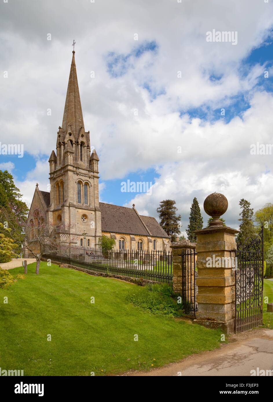 Cotswold Kirche im Dorf zündeten, Gloucestershire, England. Stockfoto