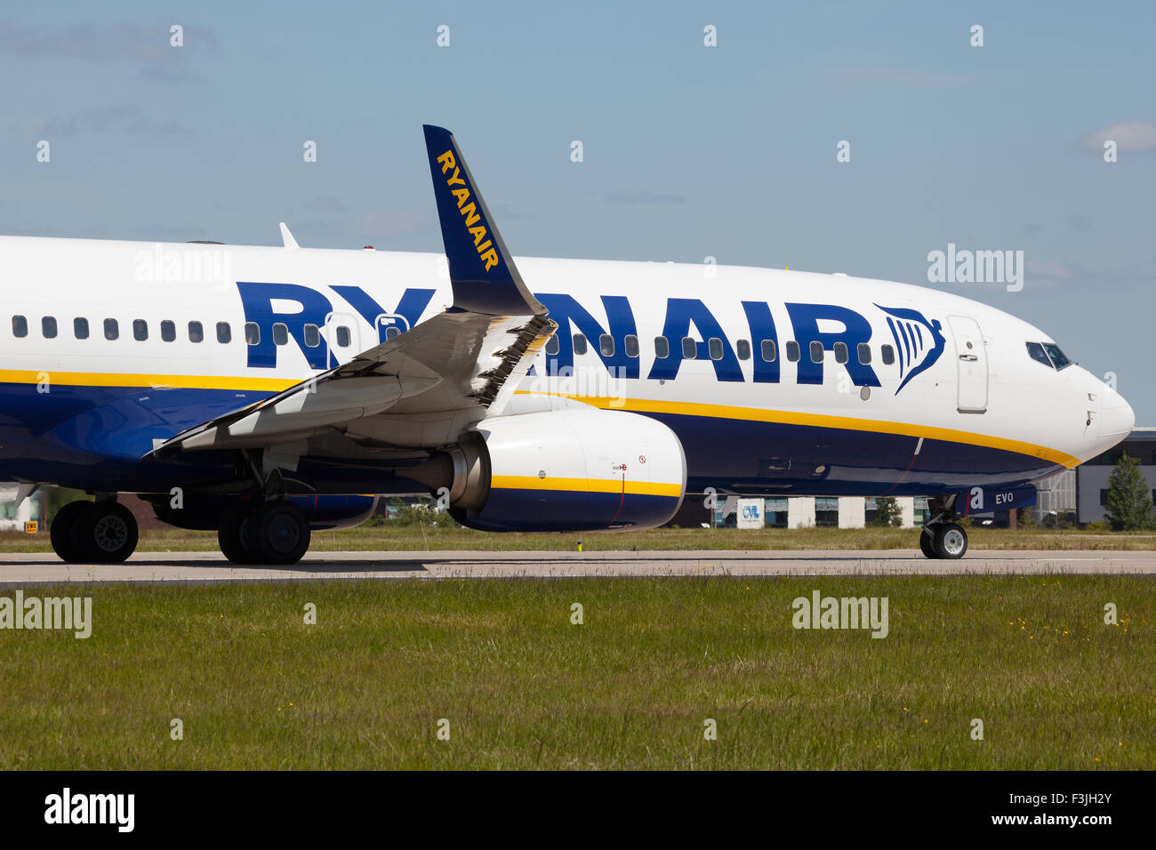 Eine Ryanair Boeing 737 bereitet die Piste 14 am Flughafen Leeds-Bradford abzuweichen. Stockfoto