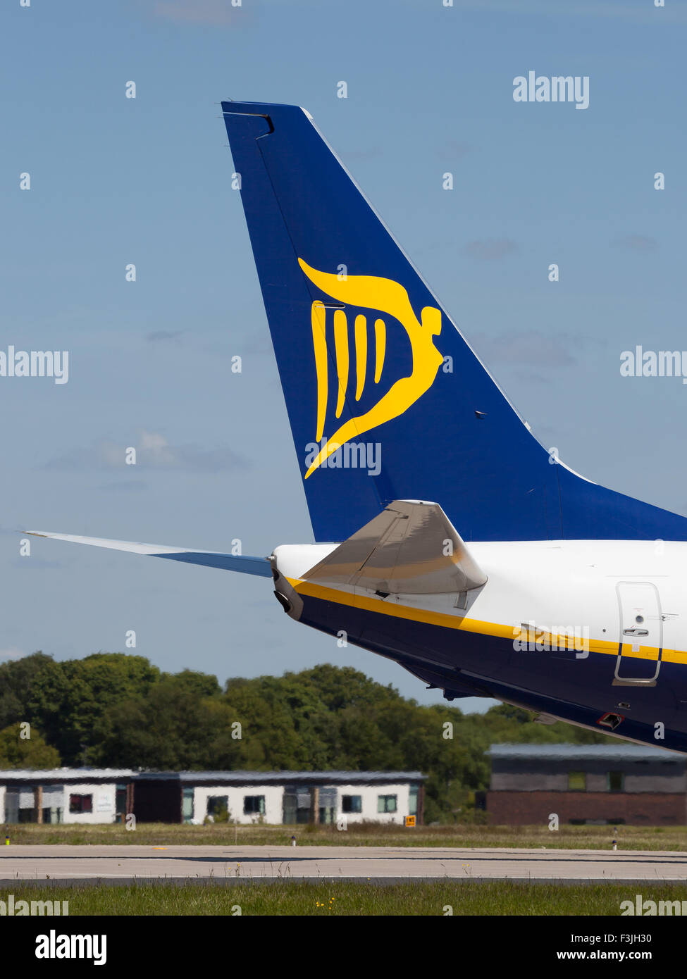 Eine Ryanair Boeing 737 bereitet die Piste 14 am Flughafen Leeds-Bradford abzuweichen. Stockfoto