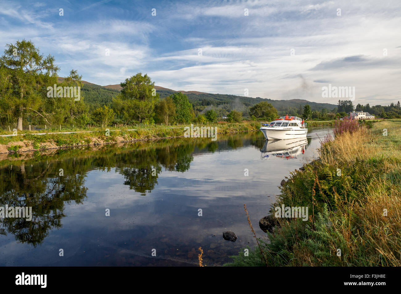 Familie auf eine kleine Motoryacht Kreuzfahrt entlang des Caledonian Canal in Schottland. Stockfoto