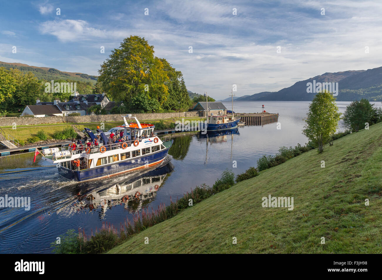 Vergnügungsschiff verlassen Fort Augustus entlang des Caledonian Canal in Richtung Loch Ness. Stockfoto Vergnügungsschiff verlassen Fort Augustus entlang des Caledonian Canal in Richtung Loch Ness. Stockfoto