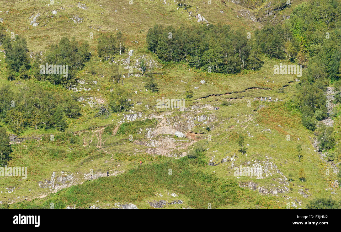 Wanderer an den Felshängen des Ben Nevis ist der höchste Berg in Großbritannien und den britischen Inseln Stockfoto