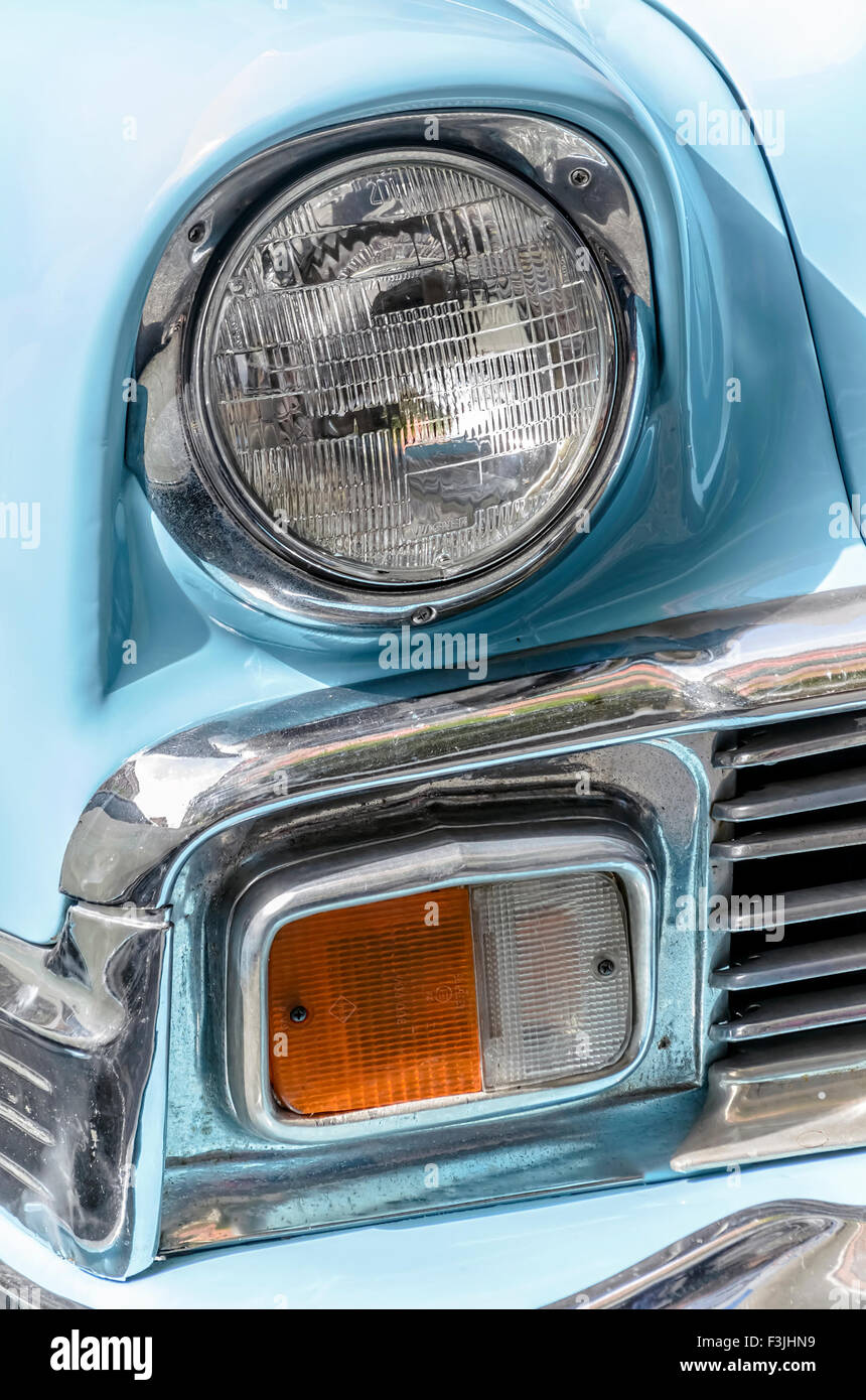 Sitzung des klassischen amerikanischen Autos. Frontscheinwerfer des schönen blaues Auto, Chevrolet Bel Air, 1956. Stockfoto