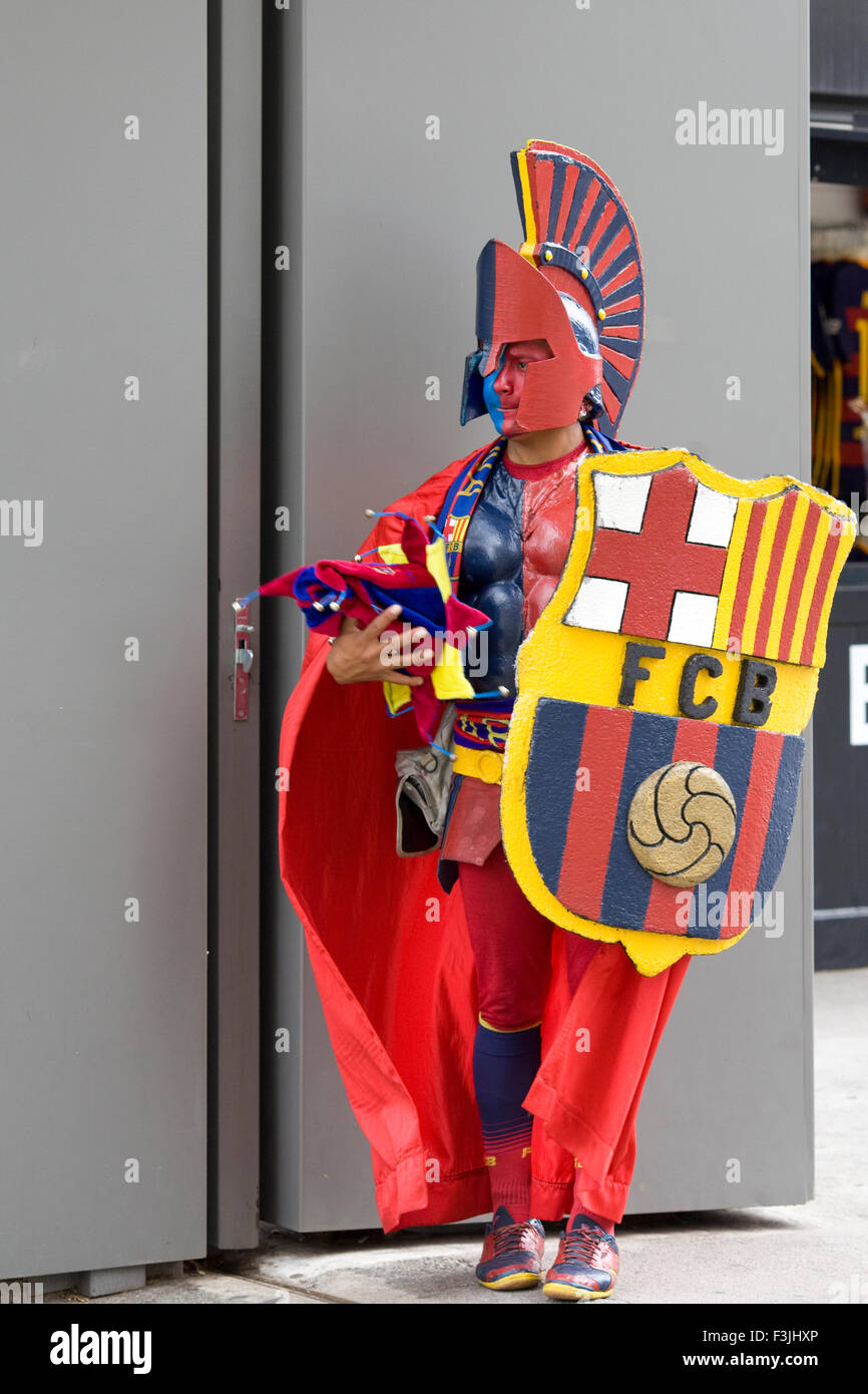 Mann, gekleidet wie eine Wache in den Farben des Barcelona Football club Stockfoto
