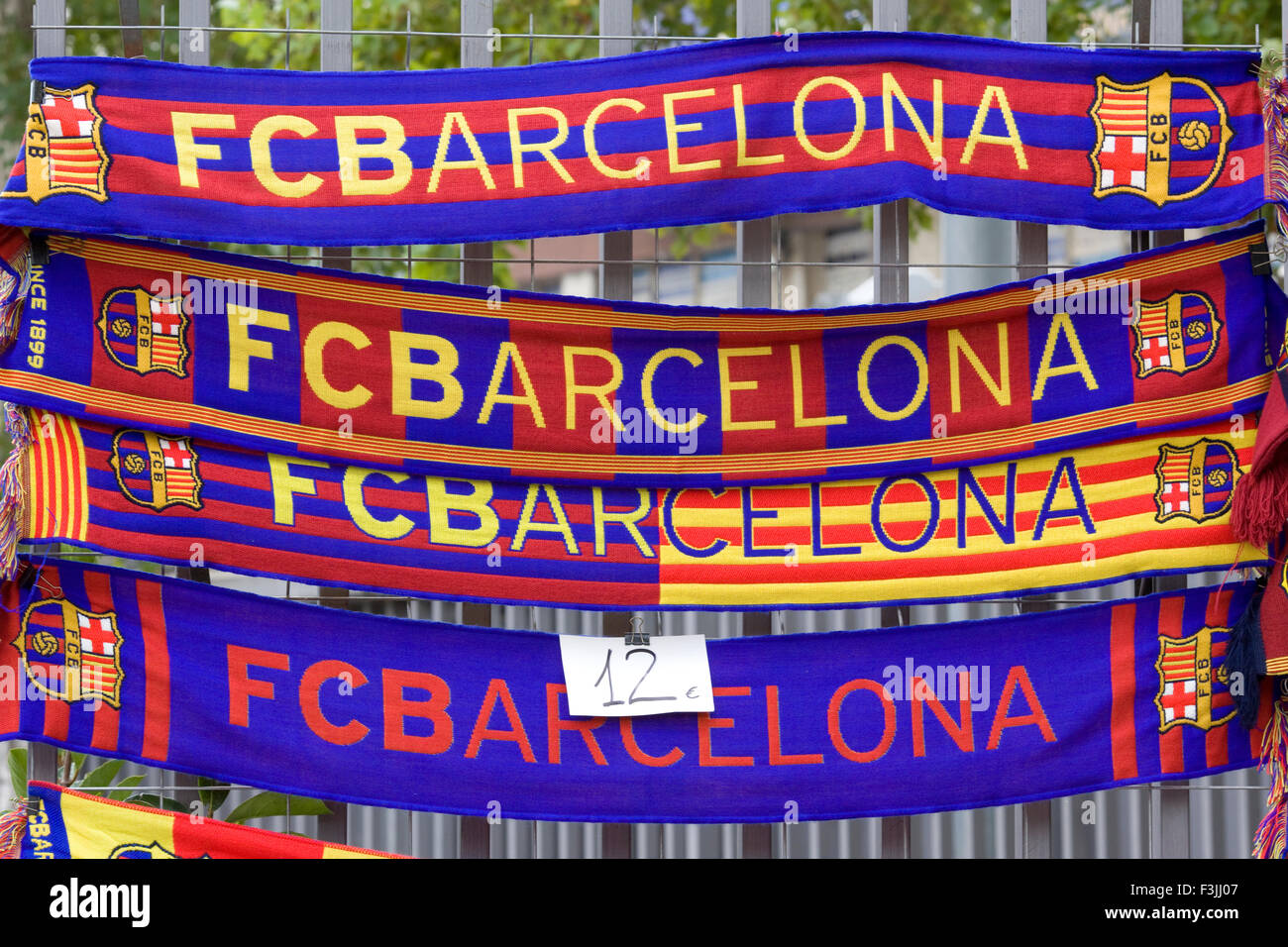 Barcelona Football Club Schals zum Verkauf auf der Seite einer Straße in Barcelona Stockfoto