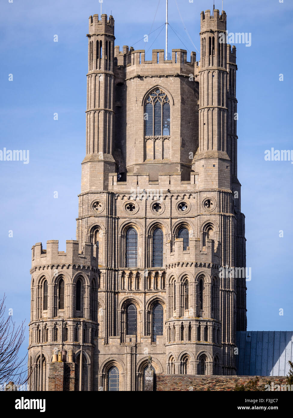 Die West Turm von Ely Kathedrale in Cambridgeshire, England, UK. Aus dem Süden mit einem blauen Himmel gesehen. Stockfoto