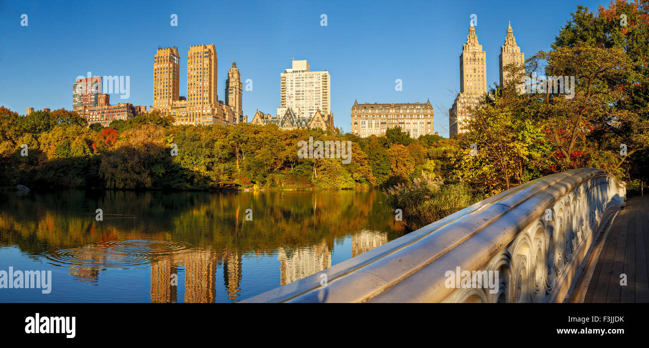 Central Park im Herbst von der Bogen-Brücke über den See, Upper West Side in New York City Stockfoto