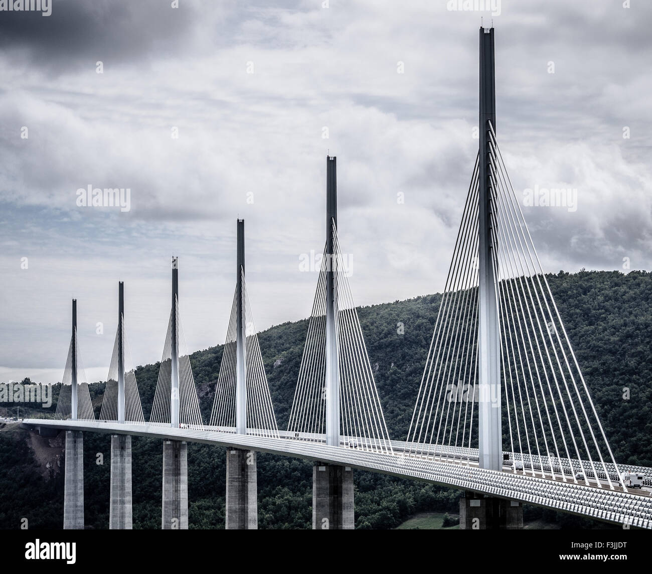 Sechs Türme und die Fahrbahn, der das Viadukt von Millau in Millau, Averyron, Frankreich. Die höchste Brücke der Welt. Stockfoto