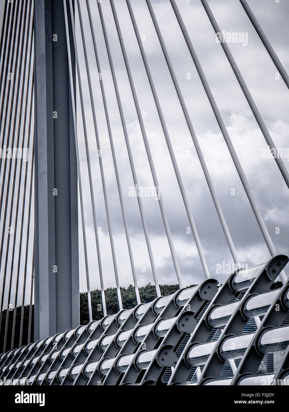 Ein Detail aus einem Turm und Kabel bleibt von der Millau-Viadukt Millau, Averyron, Frankreich. Die höchste Brücke der Welt. Stockfoto