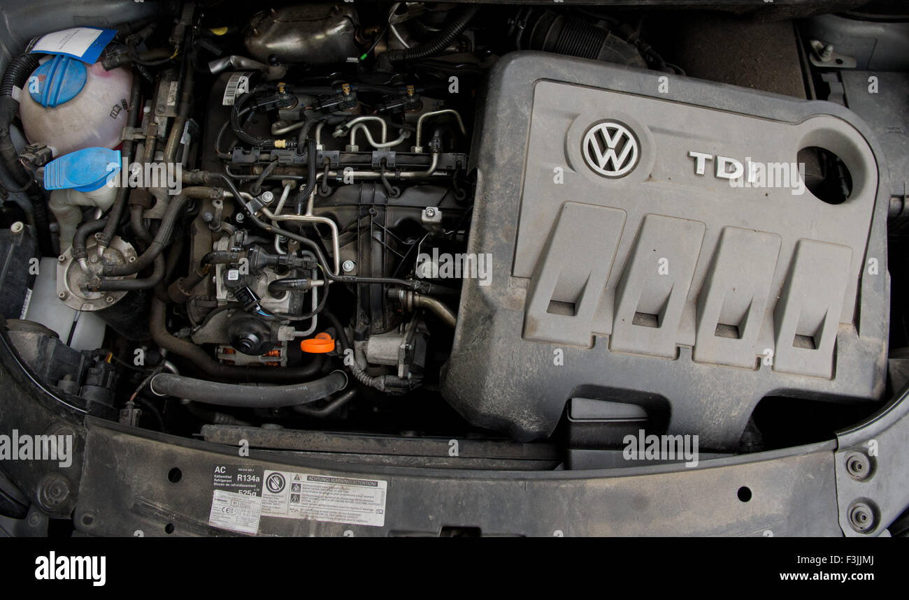 Hannover, Deutschland. 8. Oktober 2015. ILLUSTRATION - liegt ein Cover  neben einer EA189 2.0 Liter TDI-Dieselmotor, der von den Emissionen-Skandal  in einem VW Touran in einer Garage in Hannover, 8. Oktober 2015