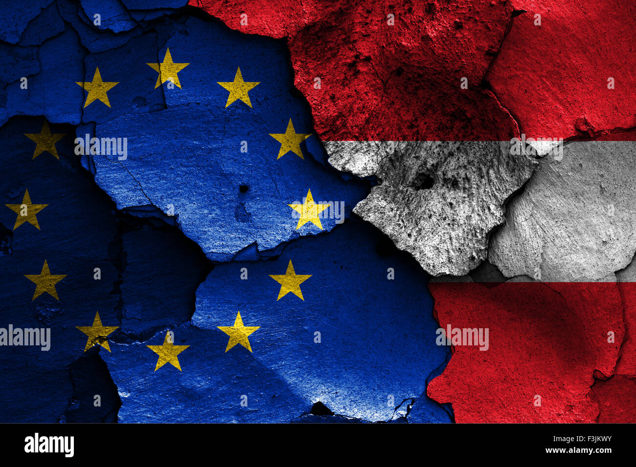Flaggen der EU und Österreich auf rissige Wand gemalt Stockfoto