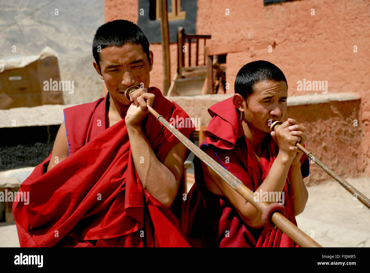 Lamas, die Hörner an Thikse Kloster in Leh weht; Ladakh; & Bihar; Indien Stockfoto