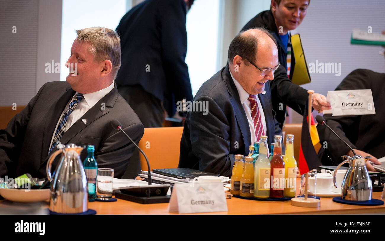 Berlin, Deutschland. 8. Oktober 2015. Besuchen Sie Deutsche Gesundheitsminister Hermann Groehe (L) und Christian Schmidt, deutscher Minister für Ernährung und Landwirtschaft, ein Treffen der Gesundheitsminister der sieben wichtigsten Industrieländer (G7) in Berlin, Deutschland, 8. Oktober 2015. Eines der Themen auf der Tagesordnung sind die zunehmende Resistenz von Antibiotika weltweit. Foto: KAY NIETFELD/Dpa/Alamy Live News Stockfoto