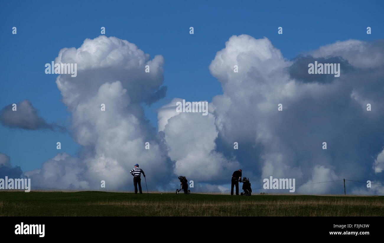 Minchinhampton Old Course, in der Nähe von Stroud, Gloucestershire, UK. 8. Oktober 2015. Golfer nutzen das schöne Wetter auf Minchinhampton Old Course, in der Nähe von Stroud, Gloucestershire.  Golf gespielt auf dem gemeinsamen seit 1889 die ein Gebiet von außergewöhnlicher natürlicher Schönheit bleibt.  Hochdruck bedeutet weiter, dass Großbritannien mehr schönes Wetter in den kommenden Tagen erwarten kann. Bildnachweis: Gavin Crilly/Alamy Live-Nachrichten Stockfoto