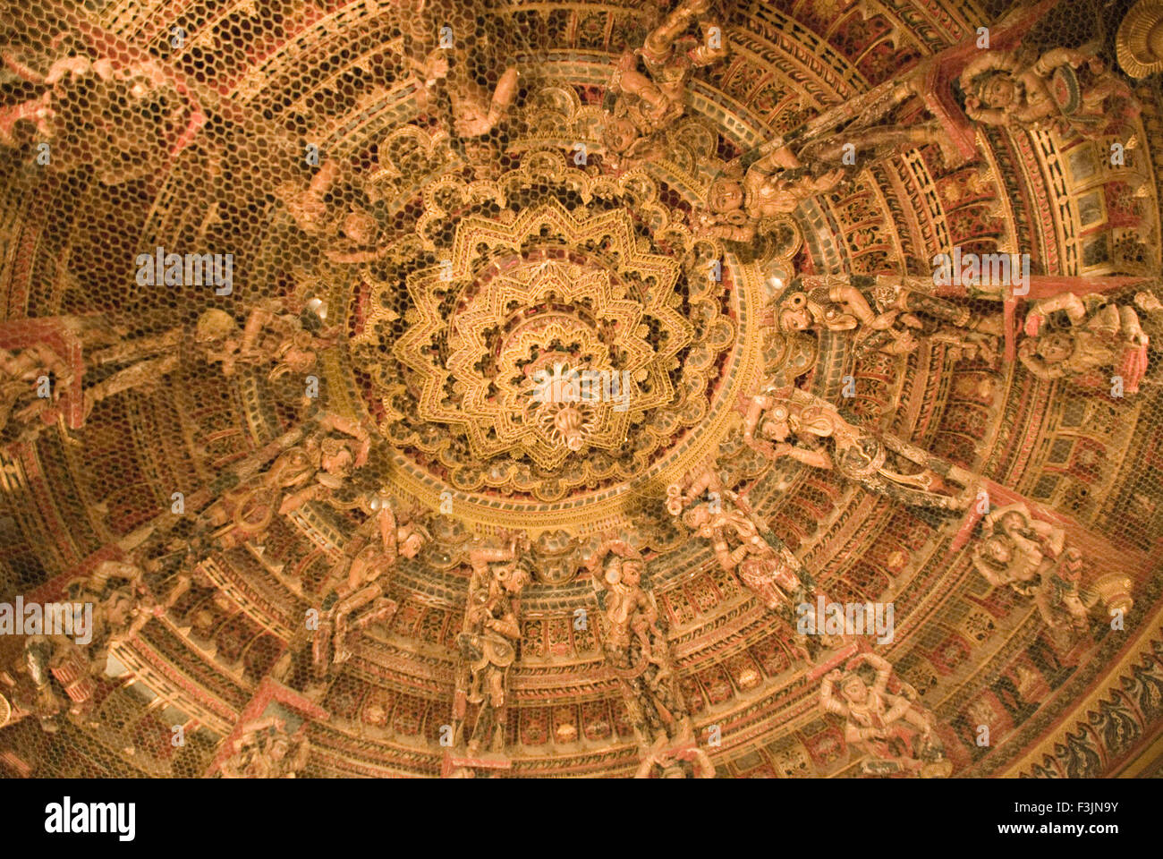 Geschnitzte Decke im Inneren Jain-Tempel in Jaisalmer; Rajasthan; Indien Stockfoto