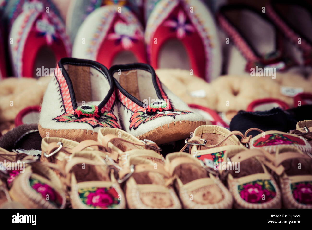 Handgefertigte Schuhe aus Leder verziert mit dem traditionellen sehr  bekannt in der Gegend von Zakopane in Polen Stockfotografie - Alamy