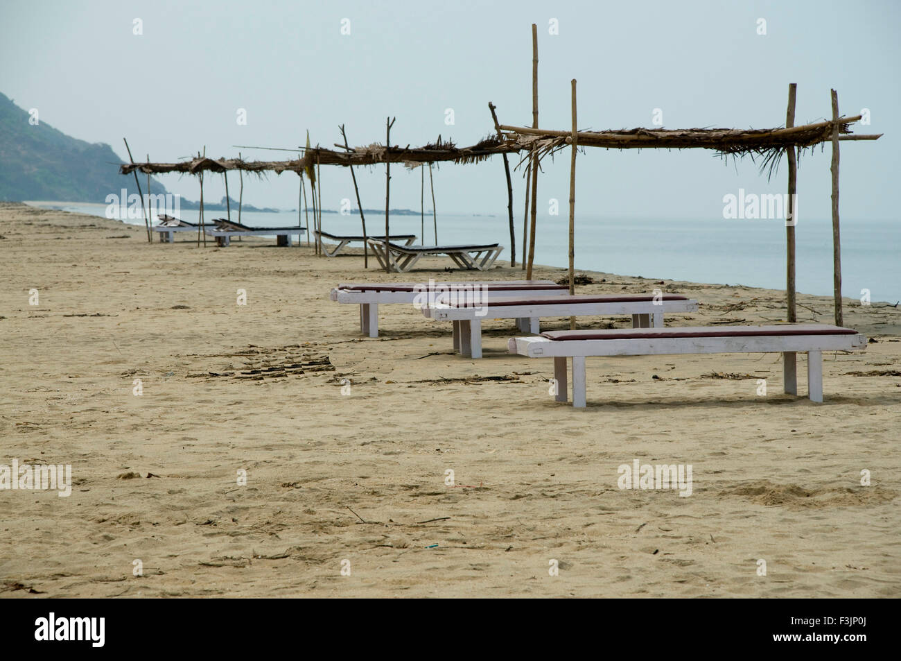leere Bänke am Strand von Sagartirth Sindhudurgh; Maharashtra; Indien Stockfoto