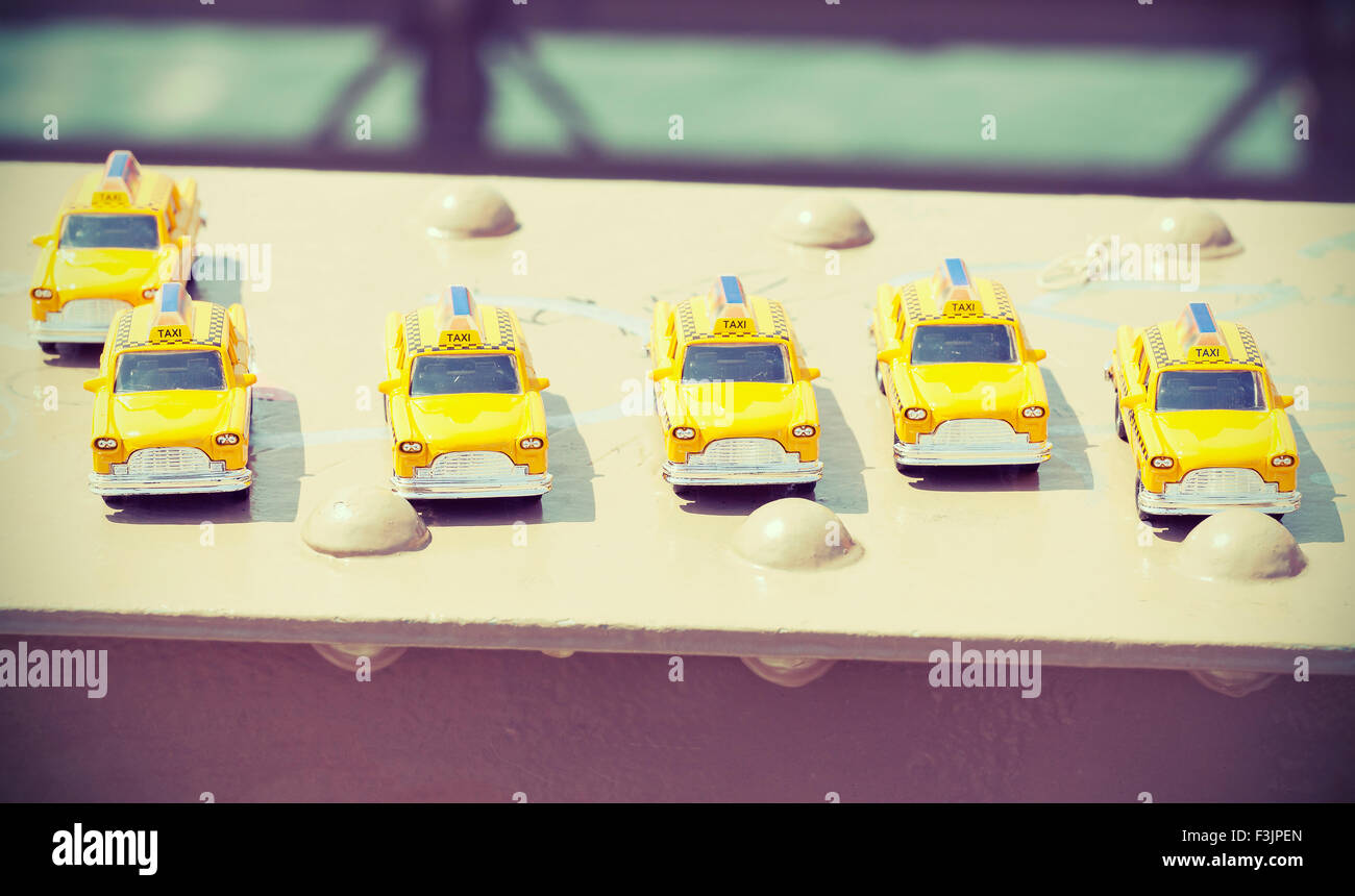 Verarbeitete Instagram Foto von Taxi-Spielzeug auf der Brooklyn Bridge überqueren, Reise-Konzept. Stockfoto
